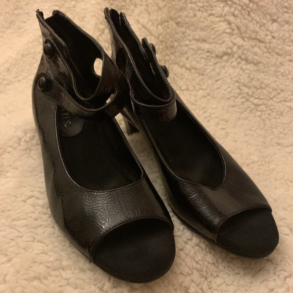 New black patent leather heel